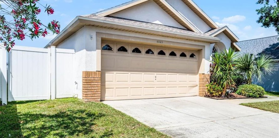 Villa ou maison à Kissimmee, Floride 4 chambres, 166.39 m2 № 2149845