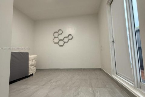 Снять в аренду коммерческую недвижимость в Майами, Флорида 1 спальня, № 1932582 - фото 11