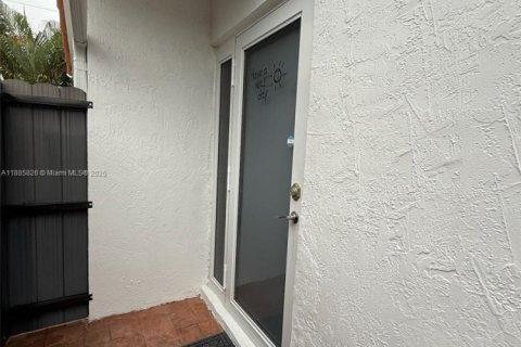 Снять в аренду коммерческую недвижимость в Майами, Флорида 1 спальня, № 1932582 - фото 1