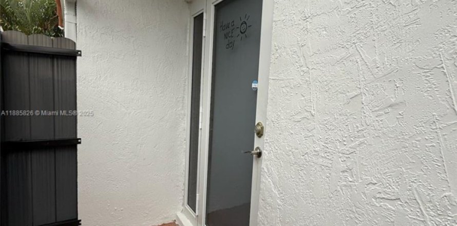 Коммерческая недвижимость в Майами, Флорида 1 спальня № 1932582