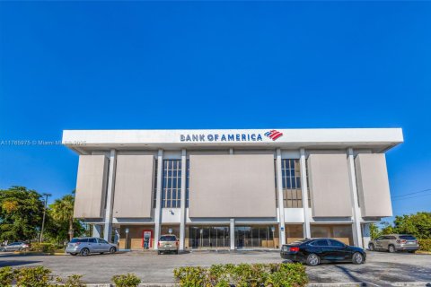 Commercial property in Lauderdale Lakes, Florida № 1867781 - photo 1