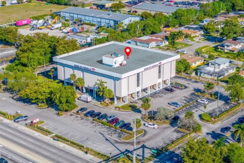 Commercial property in Lauderdale Lakes, Florida № 1867781 - photo 2