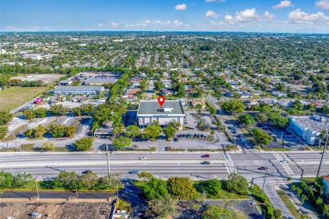 Commercial property in Lauderdale Lakes, Florida № 1867781 - photo 12