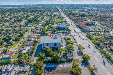 Commercial property in Lauderdale Lakes, Florida № 1867781 - photo 10
