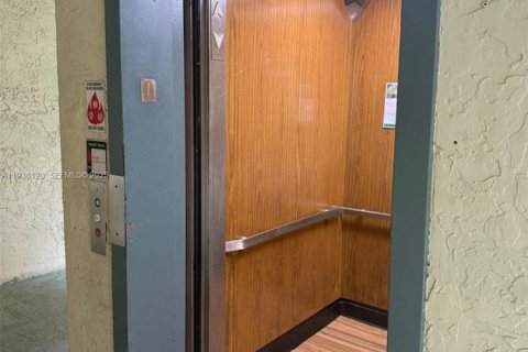 Condo in North Lauderdale, Florida, 1 bedroom  № 1994855 - photo 12