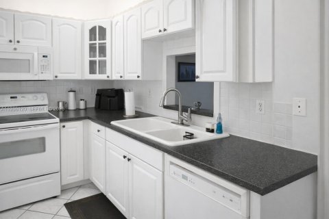 Condo in North Lauderdale, Florida, 1 bedroom  № 1994855 - photo 3