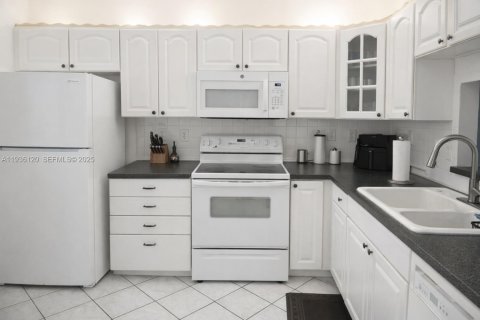 Condo in North Lauderdale, Florida, 1 bedroom  № 1994855 - photo 2