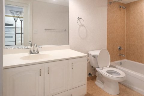 Condo in North Lauderdale, Florida, 1 bedroom  № 1994855 - photo 5