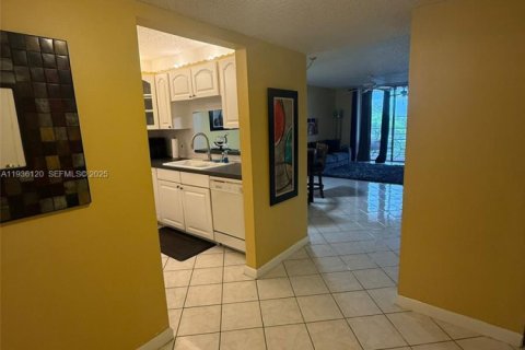 Condo in North Lauderdale, Florida, 1 bedroom  № 1994855 - photo 10
