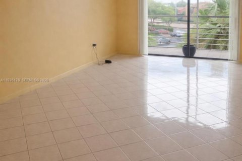 Condo in North Lauderdale, Florida, 1 bedroom  № 1994855 - photo 4