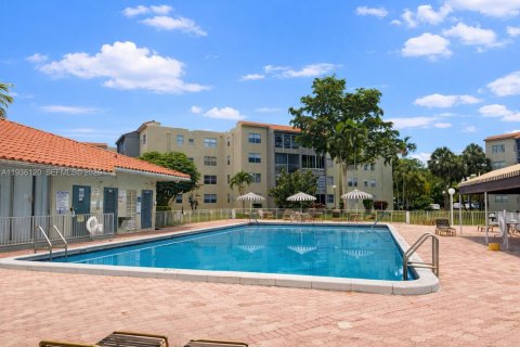 Condo in North Lauderdale, Florida, 1 bedroom  № 1994855 - photo 16