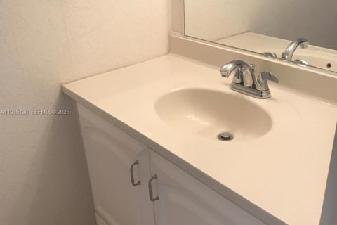 Condo in North Lauderdale, Florida, 1 bedroom  № 1994855 - photo 9