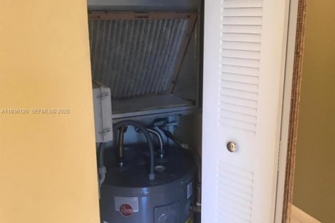 Condo in North Lauderdale, Florida, 1 bedroom  № 1994855 - photo 11