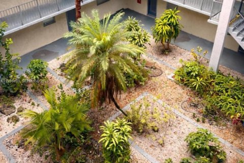 Condo in North Lauderdale, Florida, 1 bedroom  № 1994855 - photo 14