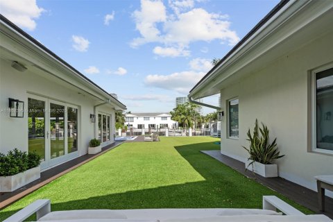 House in Golden Beach, Florida 7 bedrooms, 426.98 sq.m. № 1874956 - photo 25