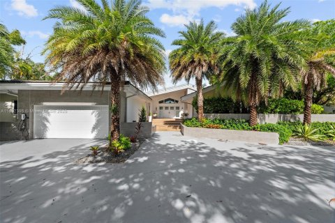 House in Golden Beach, Florida 7 bedrooms, 426.98 sq.m. № 1874956 - photo 2