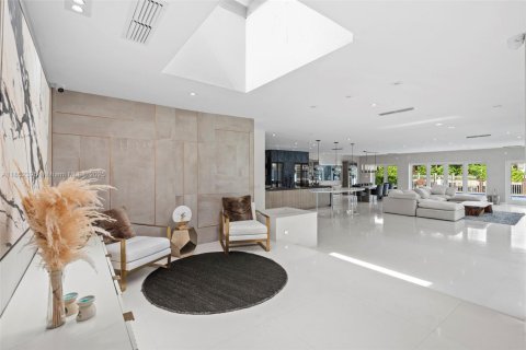 House in Golden Beach, Florida 7 bedrooms, 426.98 sq.m. № 1874956 - photo 6