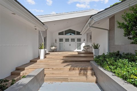 House in Golden Beach, Florida 7 bedrooms, 426.98 sq.m. № 1874956 - photo 3