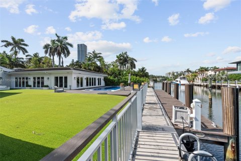 House in Golden Beach, Florida 7 bedrooms, 426.98 sq.m. № 1874956 - photo 30