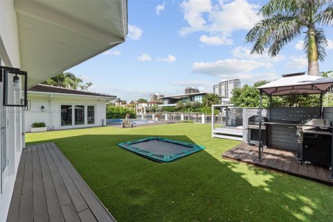 House in Golden Beach, Florida 7 bedrooms, 426.98 sq.m. № 1874956 - photo 26