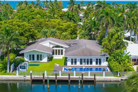 House in Golden Beach, Florida 7 bedrooms, 426.98 sq.m. № 1874956 - photo 1