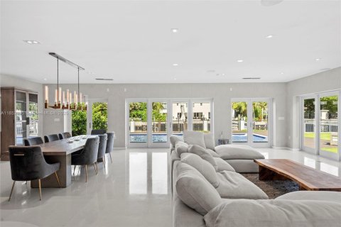 House in Golden Beach, Florida 7 bedrooms, 426.98 sq.m. № 1874956 - photo 14