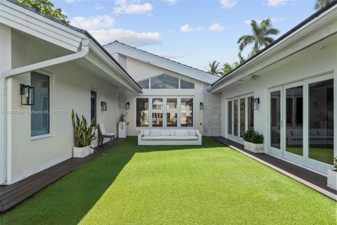 House in Golden Beach, Florida 7 bedrooms, 426.98 sq.m. № 1874956 - photo 27