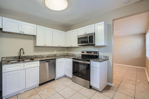 House in Saint Petersburg, Florida 3 bedrooms, 92.9 sq.m. № 1535435 - photo 3