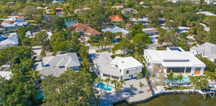 House in Sarasota, Florida 6 bedrooms, 329.71 sq.m. № 1428744