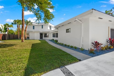 House in Sarasota, Florida 6 bedrooms, 329.71 sq.m. № 1428744 - photo 13
