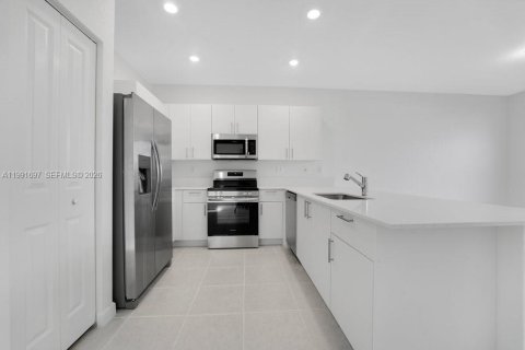 Купить виллу или дом в Хомстед, Флорида 3 спальни, 129.41м2, № 2052388 - фото 10