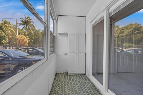 Condo in Miami, Florida, 1 bedroom  № 1933144 - photo 7