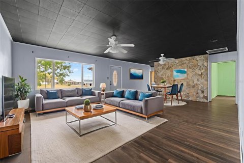 House in Frostproof, Florida 3 bedrooms, 133.41 sq.m. № 1886888 - photo 5