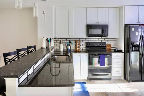 Adosado en alquiler en Tampa, Florida, 2 dormitorios, 113.62 m2 № 1904899 - foto 3