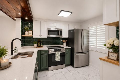 Condo in New Port Richey, Florida, 2 bedrooms № 2107688 - photo 13