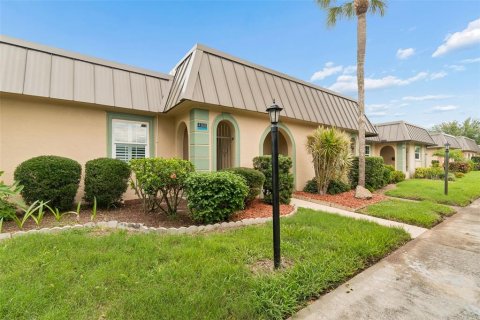Condo in New Port Richey, Florida, 2 bedrooms № 2107688 - photo 8