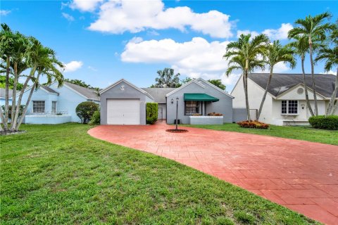Villa ou maison à vendre à Miami, Floride: 3 chambres, 143.63 m2 № 1794268 - photo 2