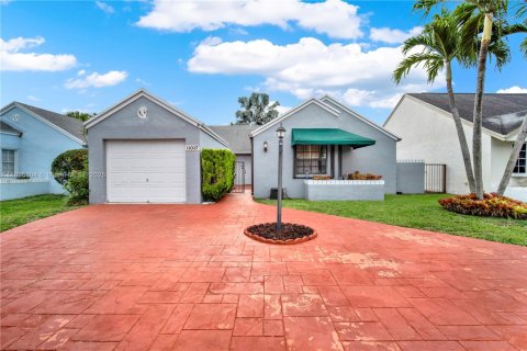 Villa ou maison à vendre à Miami, Floride: 3 chambres, 143.63 m2 № 1794268 - photo 1