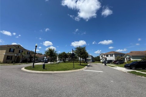 House in Davenport, Florida 4 bedrooms, 246.66 sq.m. № 2201502 - photo 4