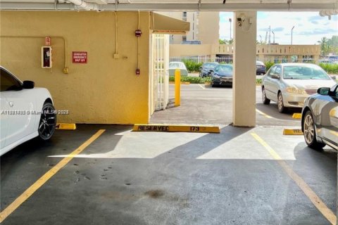 Condo in North Miami, Florida, 1 bedroom  № 1801125 - photo 11