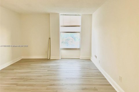 Condo in North Miami, Florida, 1 bedroom  № 1801125 - photo 9