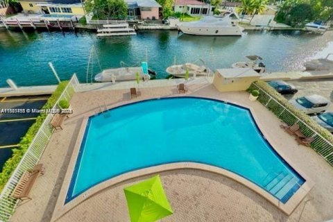 Condo in North Miami, Florida, 1 bedroom  № 1801125 - photo 2