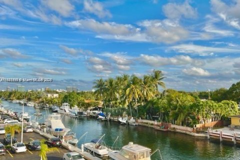 Condo in North Miami, Florida, 1 bedroom  № 1801125 - photo 3