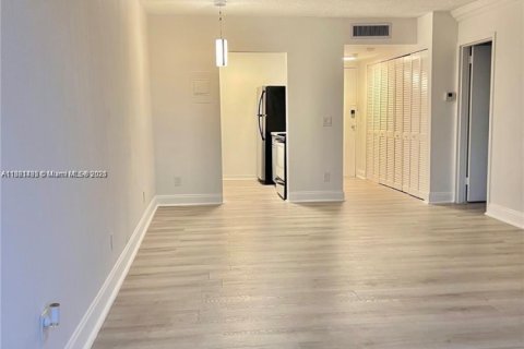 Condo in North Miami, Florida, 1 bedroom  № 1801125 - photo 8