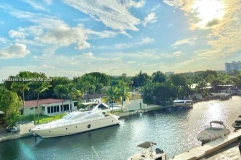 Condo in North Miami, Florida, 1 bedroom  № 1801125 - photo 1