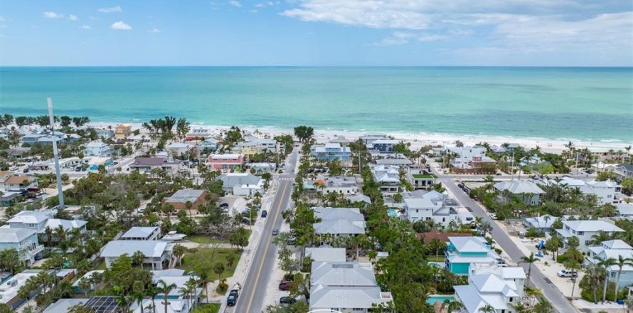 Commercial property in Anna Maria, Florida № 1760448