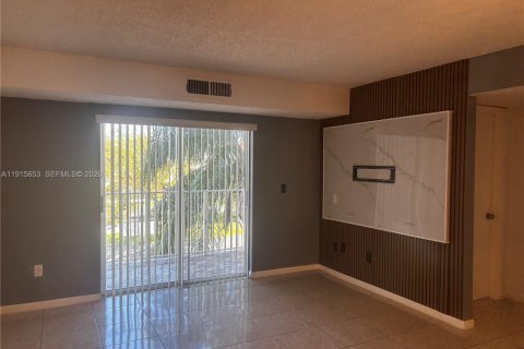 Copropriété à louer à Cutler Bay, Floride: 2 chambres, 91.04 m2 № 2062857 - photo 3
