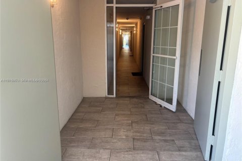 Copropriété à louer à Cutler Bay, Floride: 2 chambres, 91.04 m2 № 2062857 - photo 2