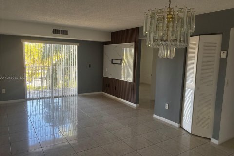 Copropriété à louer à Cutler Bay, Floride: 2 chambres, 91.04 m2 № 2062857 - photo 4