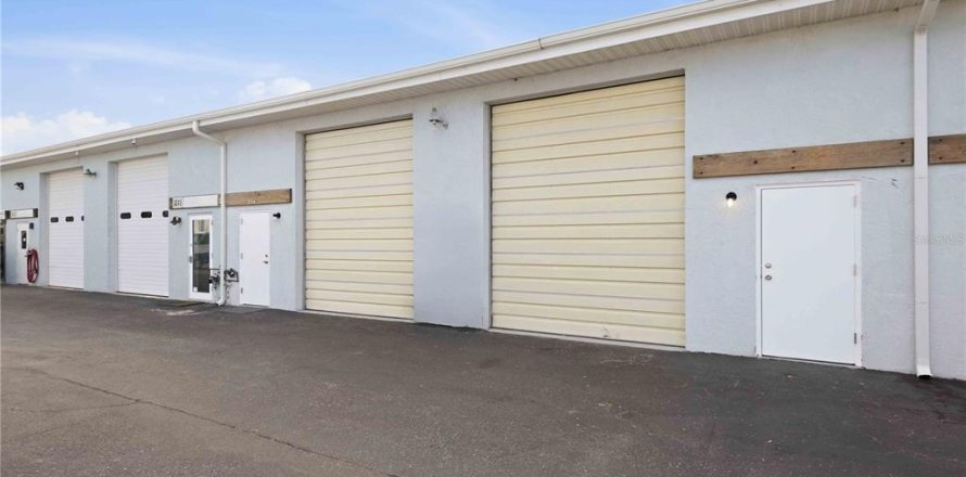 Commercial property in Venice, Florida 287.63 sq.m. № 2377813